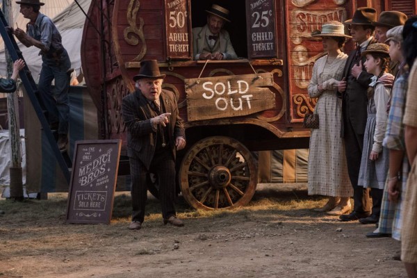 Fotograma cedido por Disney donde aparece el actor Danny DeVito (i) en el papel de Max Medici, durante una escena de la nueva versión con personajes de carne y hueso de 'Dumbo'. La película, dirigida por Tim Burton -en su segunda colaboración con la compañía tras 'Alice in Wonderland'-, vuelve a apostar por la historia del elefante de orejas gigantes, esta vez recreado digitalmente, que se convierte en estrella del circo. EFE/Jay Maidment/Disney/SOLO USO EDITORIAL/NO VENTAS