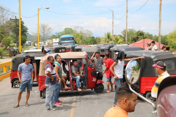 Mototaxistas se toman carretera entre El Progreso y Santa Rita