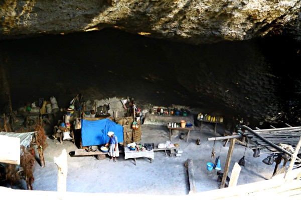 Desde hace 50 años hondureña vive en una cueva