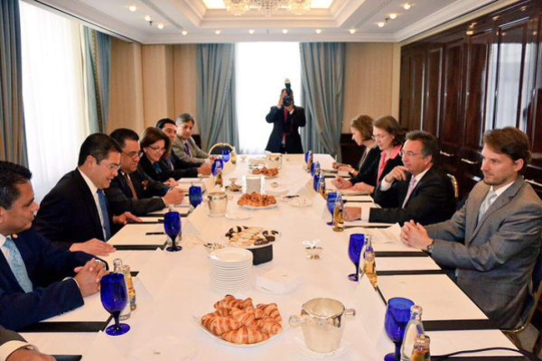 Presidente hondureño se reúne con empresarios en Alemania