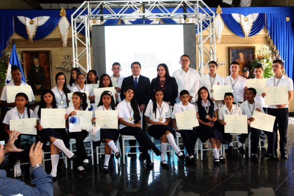 Premian la excelencia sampedrana