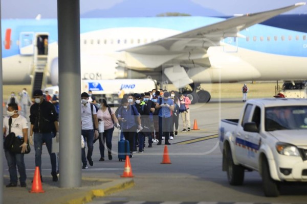 Retornan 300 marinos hondureños que estaban varados en Europa