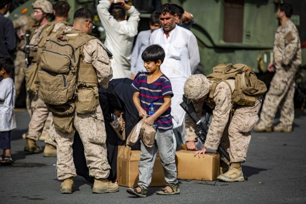 ¡Drama humano en Afganistán! EEUU ha evacuado a 25,000 personas en la última semana