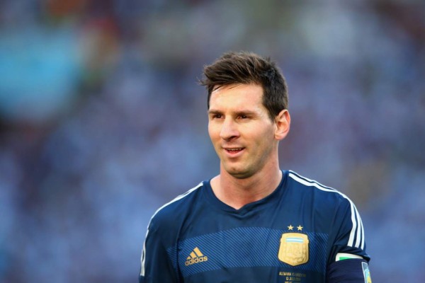 Niño escribe canción y se la canta a Lionel Messi