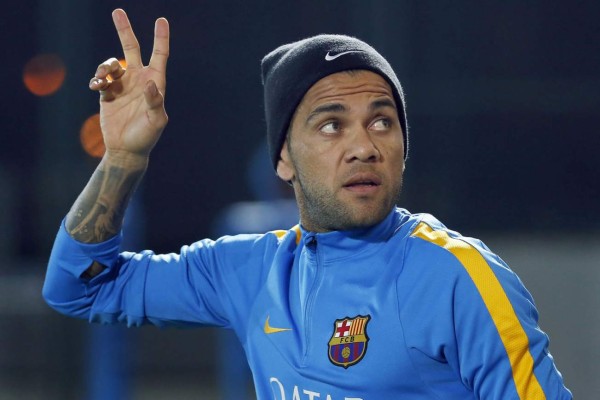 Dani Alves se desquicia tras la sanción a Suárez e insulta gravemente a la prensa