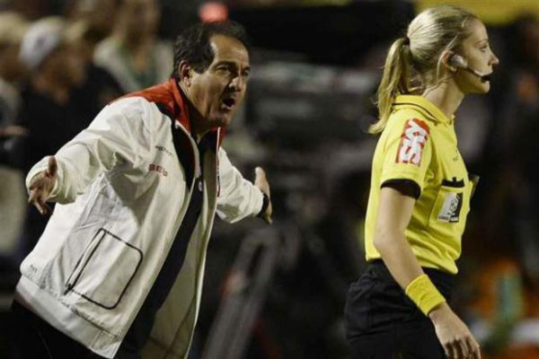 La árbitro más bella y sexy de Brasil desata euforia en las redes