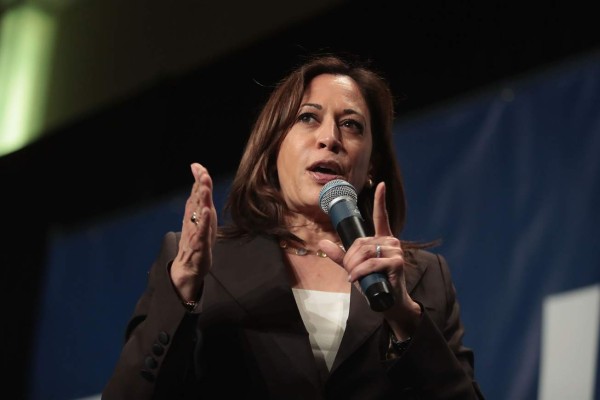 La aspirante presidencial Kamala Harris anuncia un plan para los 'soñadores' en EEUU