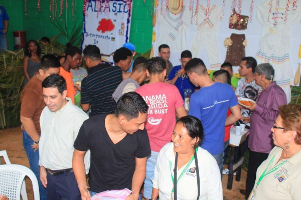 Presos participan en elaborar platillos en segunda feria gastronómica