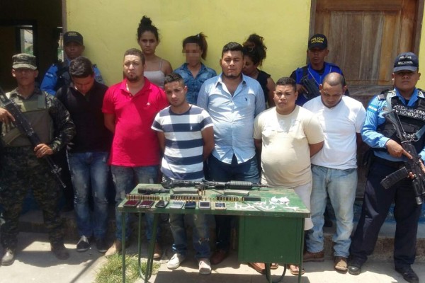 Incautan armas de guerra, drogas, vehículos y detienen a ocho personas en Yoro