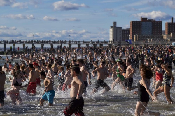Centenares de neoyorquinos reciben el año nuevo con un baño en Coney Island