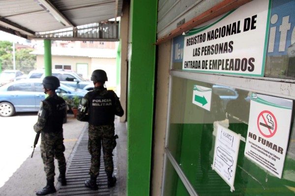 Rueda la primera cabeza por tráfico de identidades en RNP