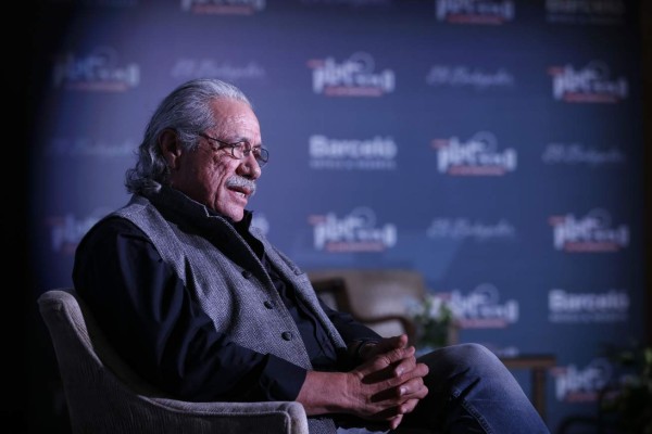 STO15 SANTO DOMINGO (REPÚBLICA DOMINICANA), 14/04/16.- El actor Edward James Olmos, conversa con Efe antes de la ceremonia donde se dieron a conocer los 20 finalistas de cada categoría de los III Premios Platino del cine iberoamericano, hoy jueves 14 de abril de 2016, en Santo Domingo (República Dominicana). EFE/Orlando Barría