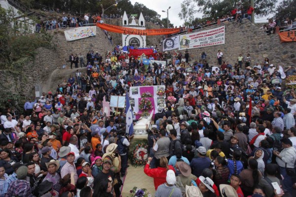Multitudinaria despedida para Berta Cáceres