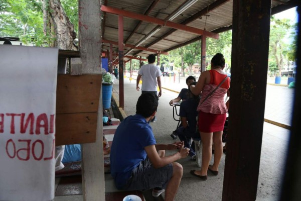 Protestantes no sueltan portones de la Unah-vs