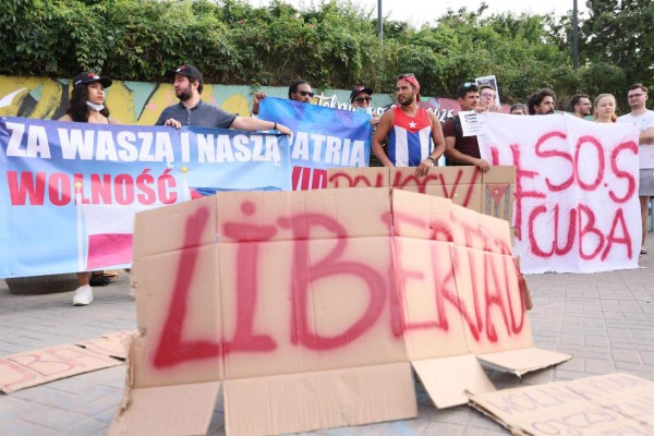 Liberan a periodista cubana colaboradora del diario español ABC arrestada tras las protestas