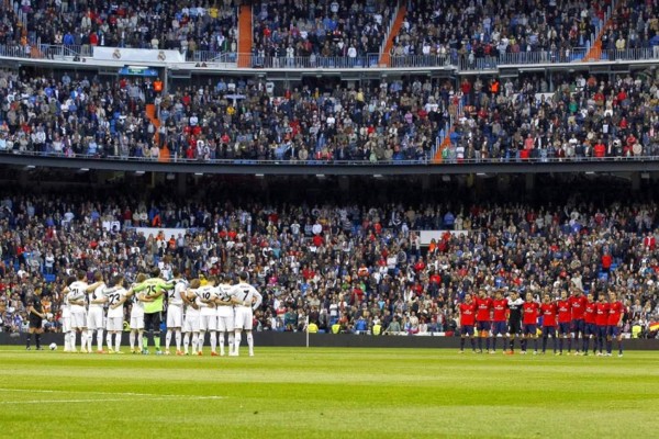 Emotivo minuto de silencio en el Bernabéu por Tito Vilanova