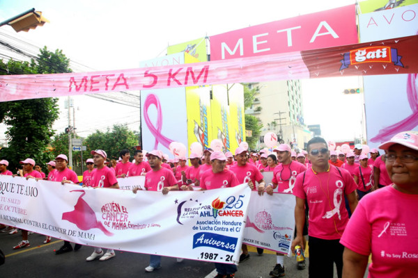 Caminan de rosa contra el cáncer de mama en San Pedro Sula