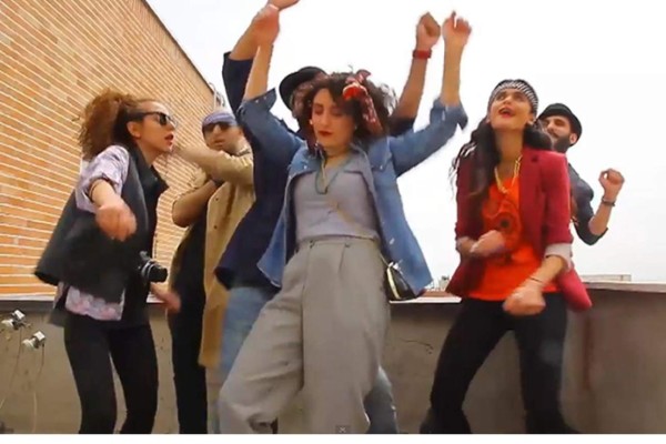 Iraníes condenados a prisión y 91 latigazos por bailar Happy