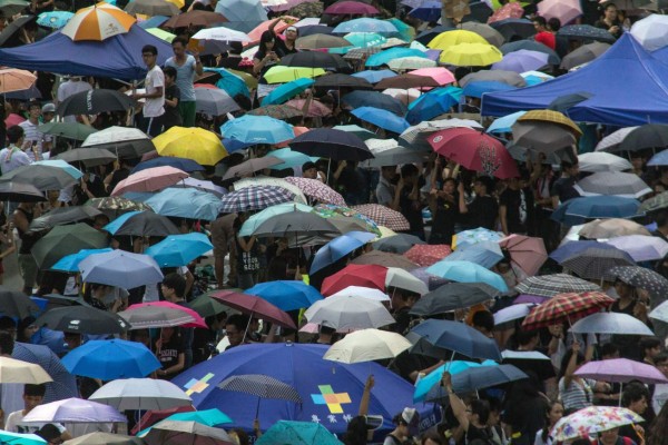 Se casan en medio de protestas en Hong Kong