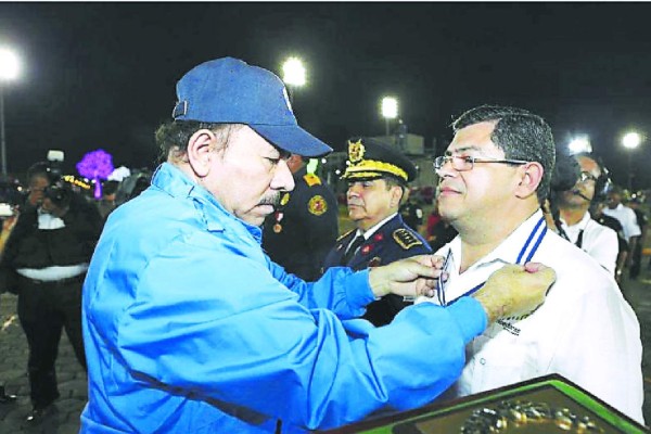 Nicaragua condecora a ministro de Gobernación de Honduras