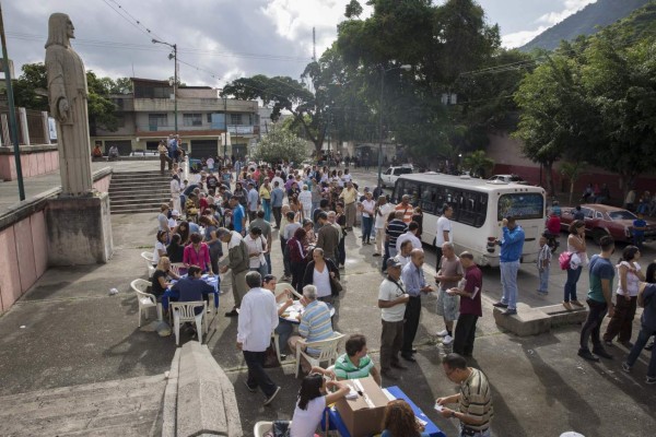 Dos muertos por ataque de grupo armado durante consulta opositora en Venezuela