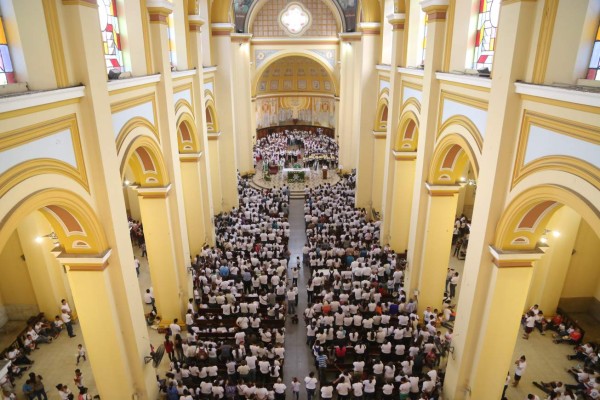Con fervor católicos cruzan la Puerta Santa