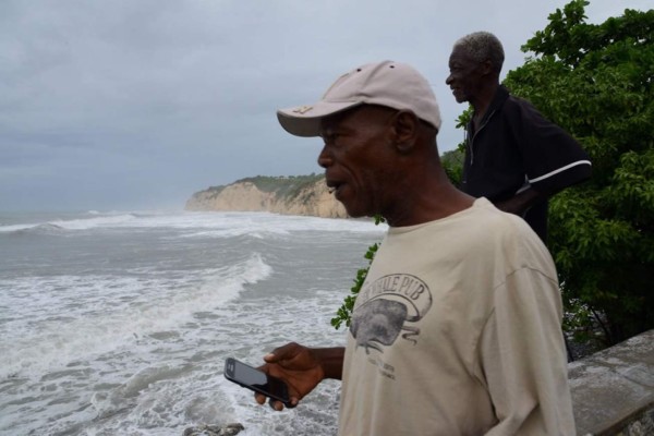 Los jamaicanos esperan a Matthew, el peor huracán en el país