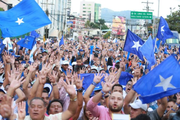 Nacionalistas salen a las calles a defender el triunfo
