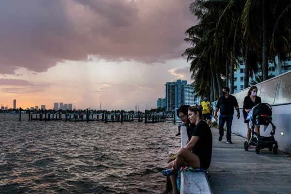 Florida supera los 52,000 casos de coronavirus mientras abre sus playas en condado crítico