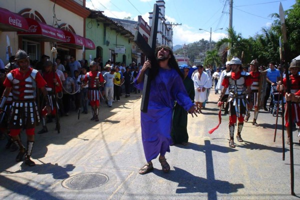En Santa Bárbara la Semana Santa se vive con gran devoción. Sus interpretaciones en vivo del viacrucis de Jesús son únicas.