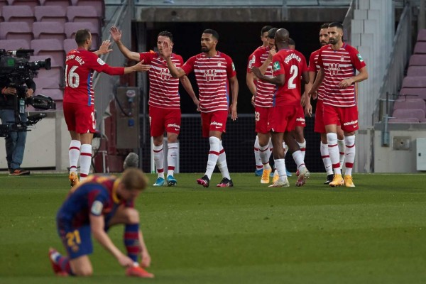 GRAFCAT2310. BARCELONA (ESPAÑA), 29/04/2021.- Los jugadores del Granada celebran el gol del empate 1-1 durante uno de los partidos aplazados de la trigésimo tercera jornada de LaLiga Santander entre el FC Barcelona y el Granada CF, este jueves en el Camp Nou, en Barcelona. EFE/ Alejandro Garcia