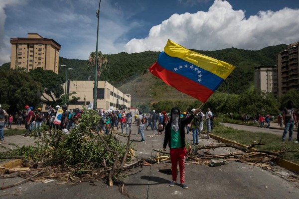 Venezuela: Fallece joven que fue quemado y apuñalado en protestas