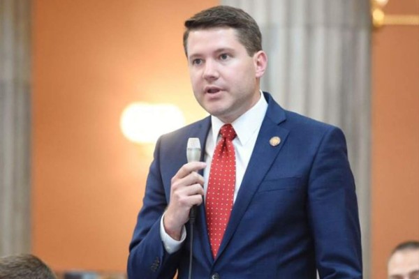 Renuncia legislador anti-gay tras ser descubierto con un hombre en su oficina