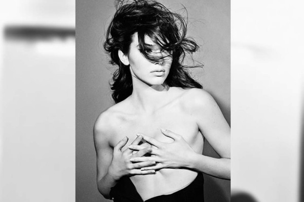 Kendall Jenner posa topless para revista