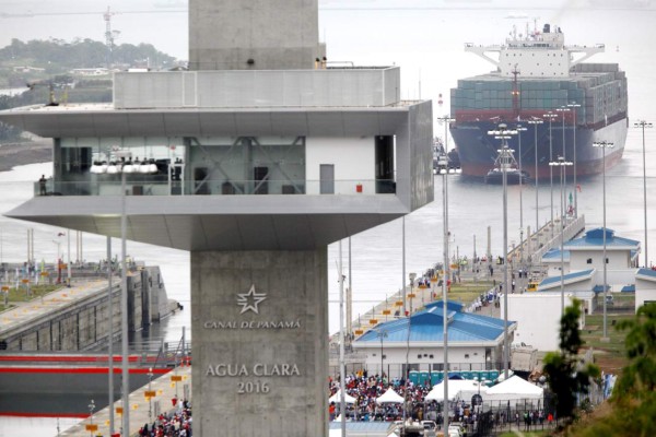 Buque chino inicia tránsito inaugural de ampliación del Canal de Panamá