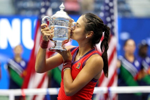 NEW YORK, NEW YORK - SEPTEMBER 11: Emma Raducanu of Great Britain celebrates with the championship trophy after defeating Leylah Annie Fernandez of Canada during their Women's Singles final match on Day Thirteen of the 2021 US Open at the USTA Billie Jean King National Tennis Center on September 11, 2021 in the Flushing neighborhood of the Queens borough of New York City. Elsa/Getty Images/AFP (Photo by ELSA / GETTY IMAGES NORTH AMERICA / Getty Images via AFP)