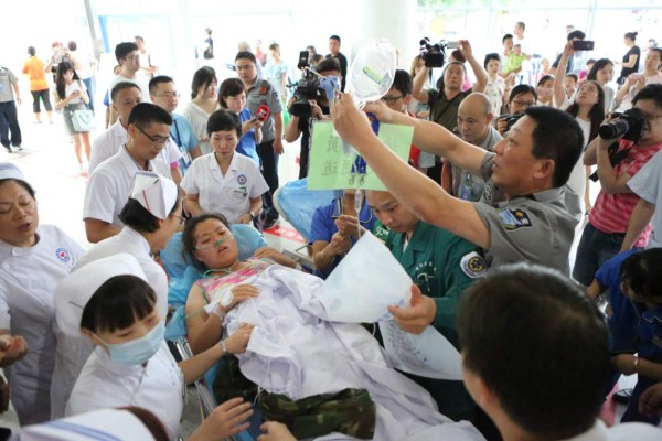 Diecinueve muertos por sismo en China y evacúan a 60 mil personas  