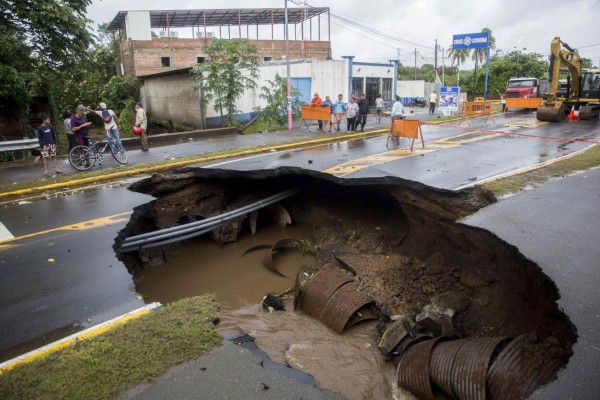 -FOTODELDIA- MG5001. RIVAS (NICARAGUA), 06/10/2017. Vista de un hoyo hoy, viernes 06 de octubre de 2017, que se formó en una calle debido las fuertes lluvias durante el paso de la tormenta Nate, en la ciudad de Rivas, a unos 140 kilómetros al oeste de Managua (Nicaragua). La tormenta tropical Nate, que azota Centroamérica, dejó hoy un panorama de destrucción en el sur de Nicaragua con carreteras, negocios y viviendas dañadas, además de centenares de árboles caídos. EFE/Jorge Torres