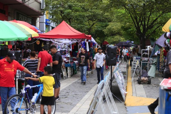 Vendedores saturan las calles del centro con ventas navideñas