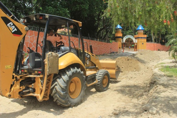 Pavimentan vía de acceso al parque infantil sampedrano