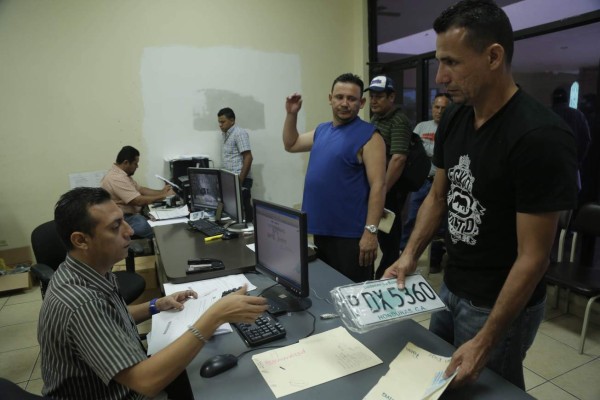 Más de 40,000 placas de vehículos entrega el Instituto de la Propiedad