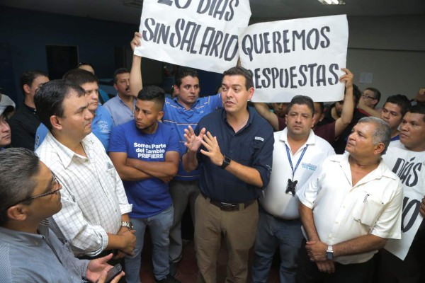 Empleados de Tiempo exigen pago de salarios