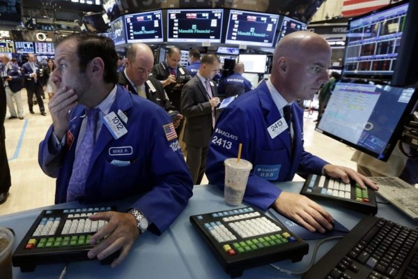Wall Street abre a la baja mientras espera buenos informes económicos