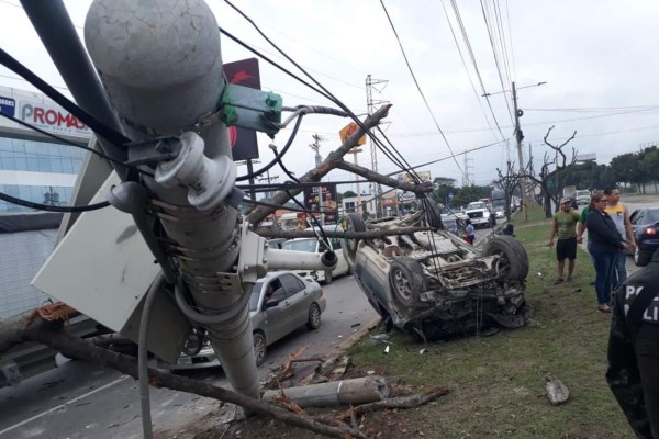 Camioneta pierde el control y destruye cámara del 911