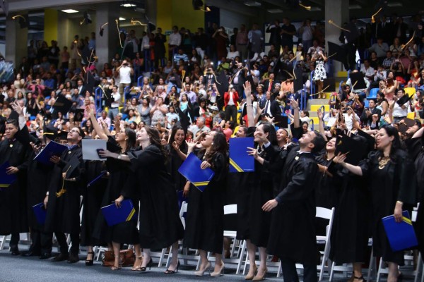 En medio de tomas, Unah gradúa a 236 nuevos profesionales