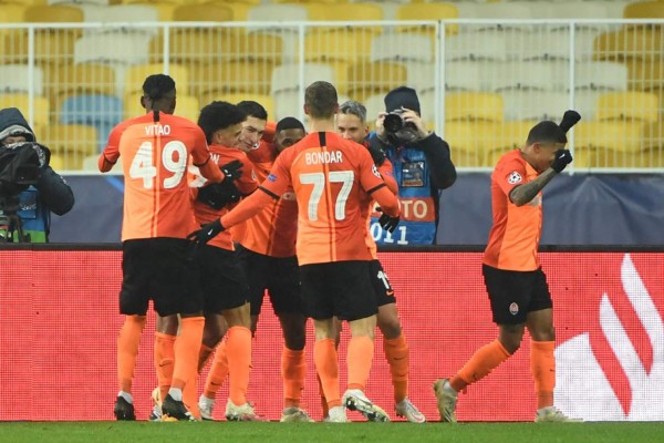Shakhtar Donetsk's Brazilian midfielder Dentinho celebrates with his teammates after scoring his team's first goalduring the UEFA Champions League Group B football match between Shakhtar Donetsk and Real Madrid at the Olimpiyskiy stadium in Kiev on December 1, 2020. (Photo by Sergei SUPINSKY / AFP)