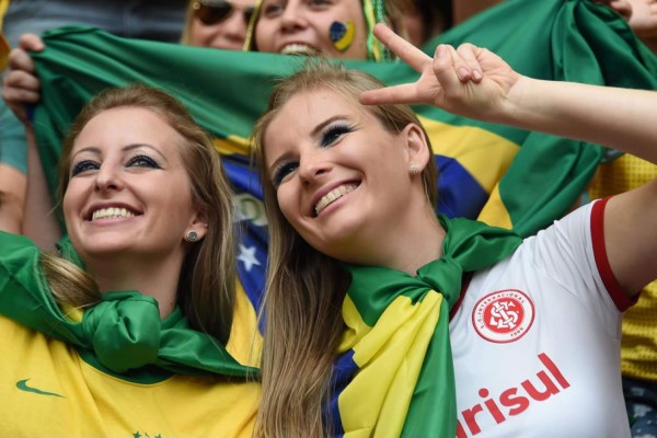 Ellas roban las miradas en partidos de México, Brasil y Chile