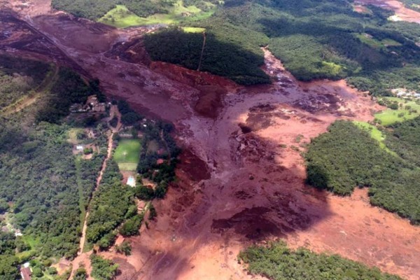 Represa se rompe y sepulta a un pueblo con lodo en Brasil