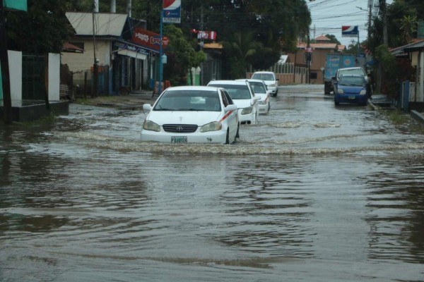 Rio Lancetilla inunda varias colonias en Tela