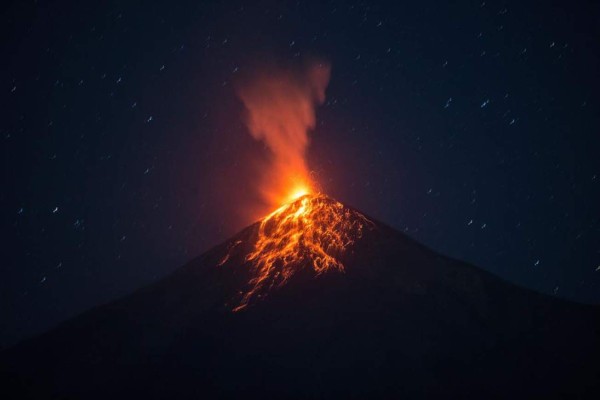 Guatemala en alerta por erupciones de volcán de Fuego